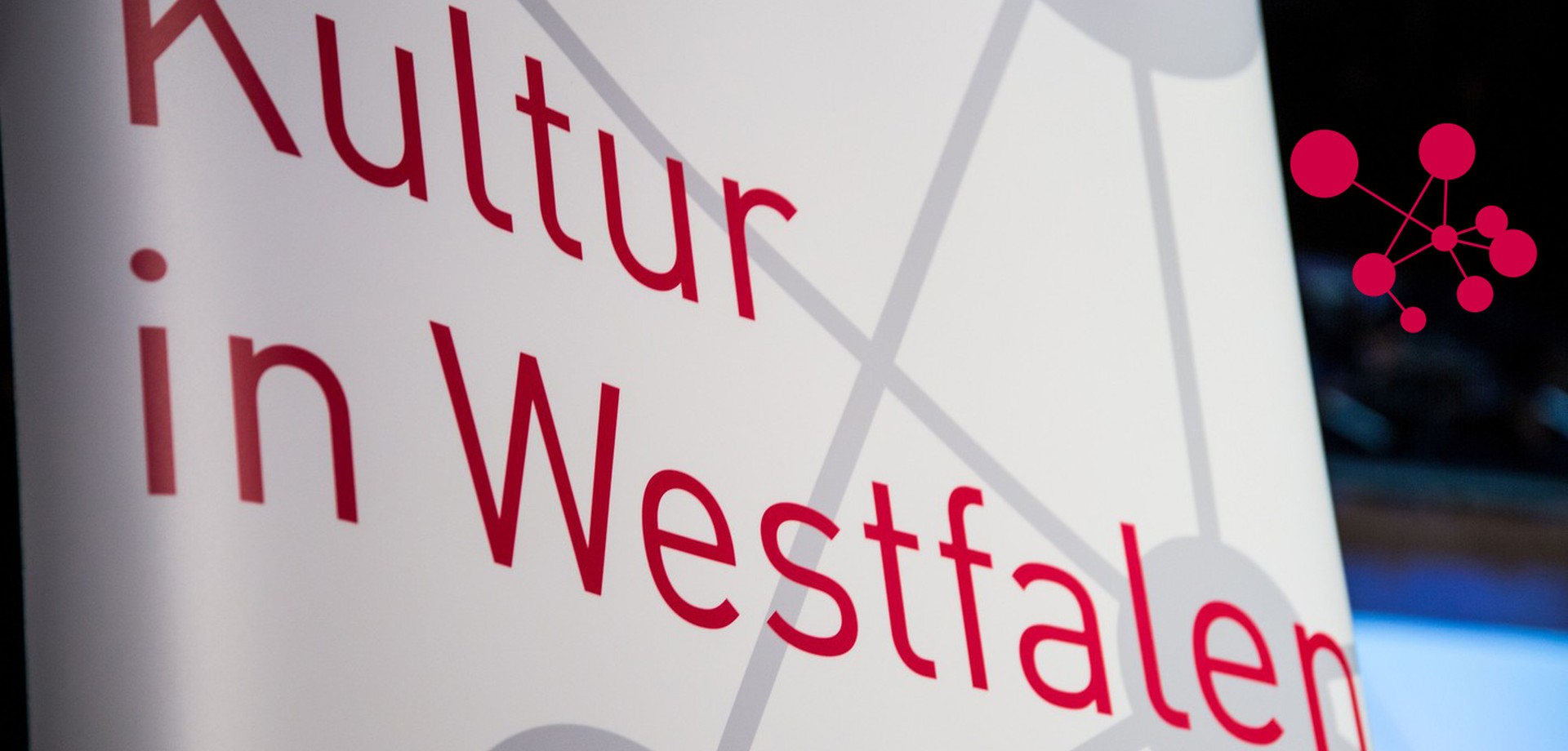 Das Logo des Referats "Strategische Beratung/ Kultur in Westfalen" auf einem Roll-Up dargestellt.