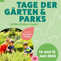 Eine Familie erkundet im Garten.