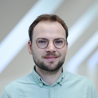 Mann lehnt sich an ein Geländer