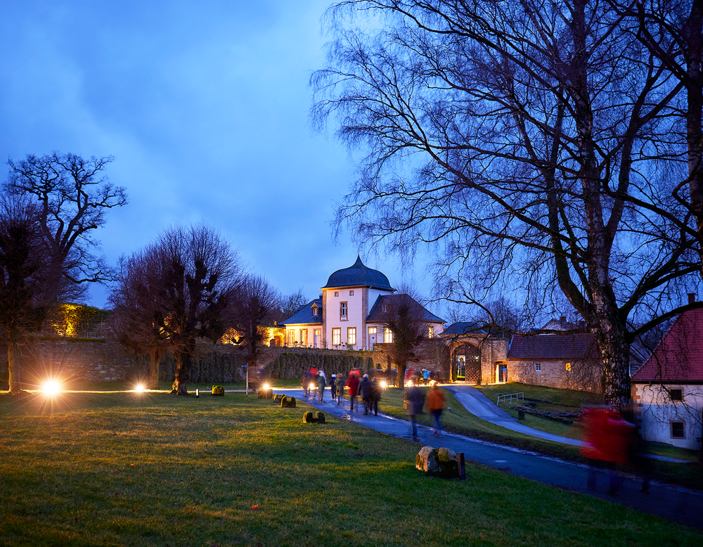 Bild zur Veranstaltungsreihe "finde dein Licht" 2025 mit einer Außenansicht des Kloster Dalheims